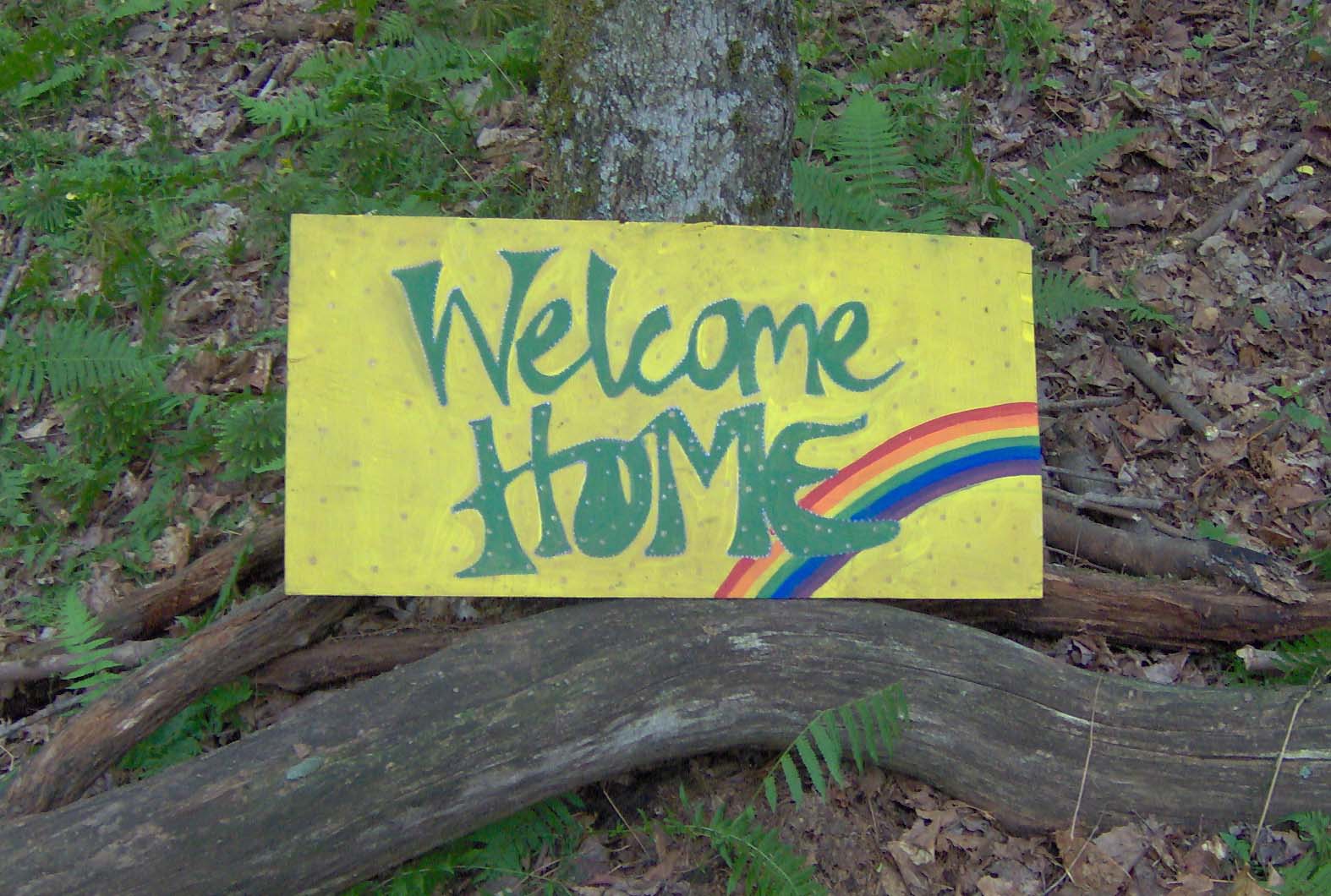 Табличка Welcome Home в лесу на Rainbow Gathering 2005 года
